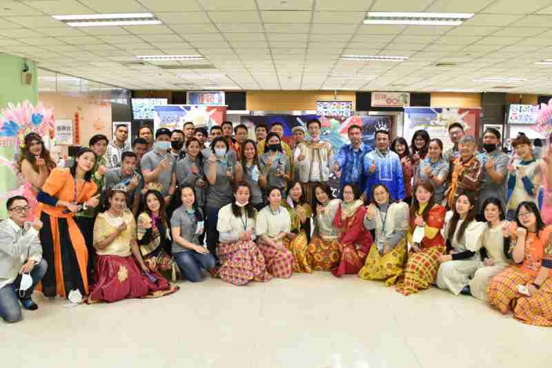 友達推動「安心、、、、創新、、用心、、、同心、、盡心」五星職旅，，，，為菲籍員工打造全方位照護，，，，首度贏得「人權實踐與發展領袖獎」殊榮