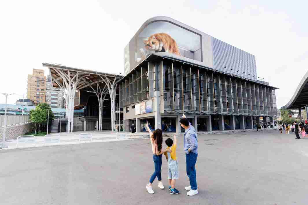 巨星国际打造全台最大户外裸视3D LED弧形萤幕，，，，将超立体的软萌胖橘猫动画活跃于顶楼外墙