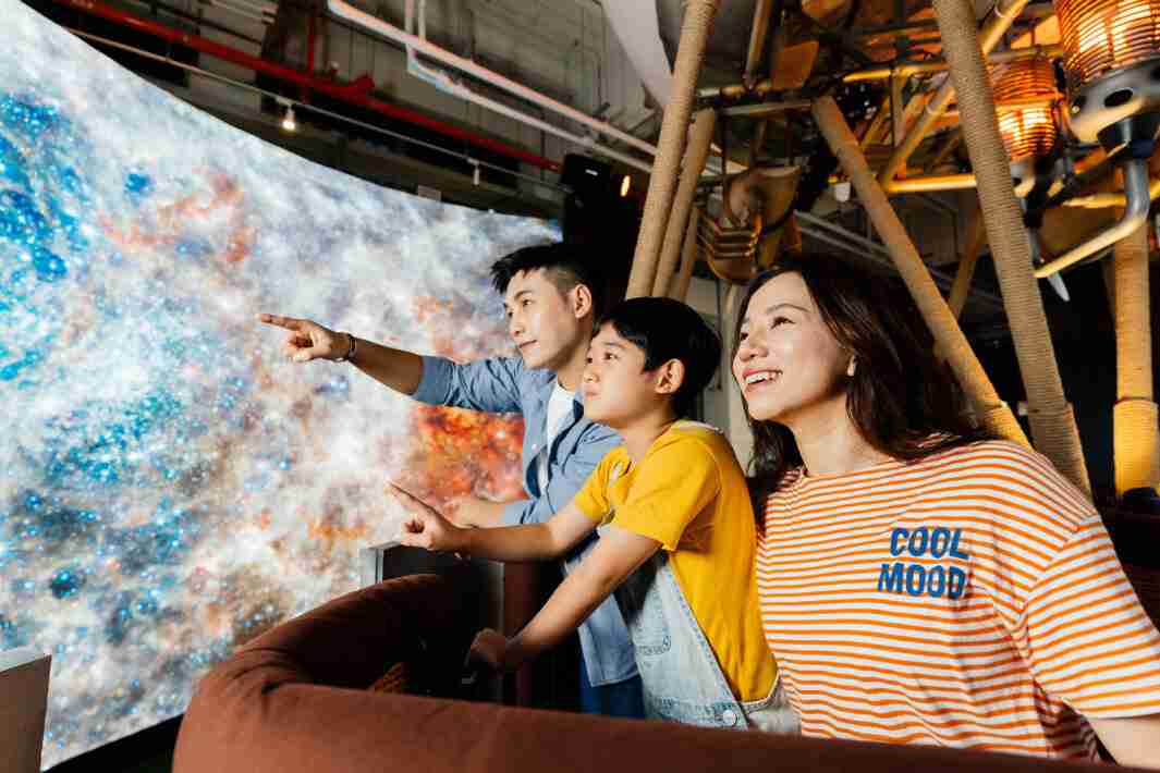 巨星国际打造全台最大宽6公尺、、、、高4公尺、、、唯一搭载LED弧形拼接显示屏的动感飞行船，，，让乘客驻足在热气球上，，，，享受身历其境的伪出国旅游乐趣