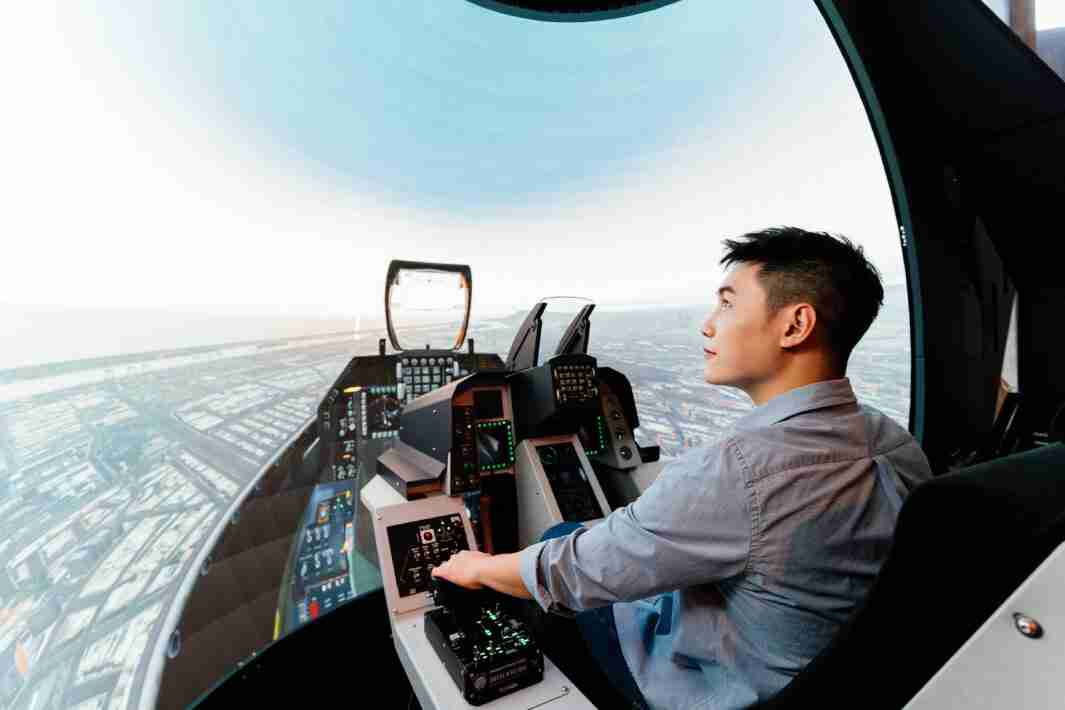 巨星国际以P1.25小间距打造球形LED模拟舱，，，，搭配智崴的精密六轴动态座椅，，，，结合巨星国际专业影像调校技术，，呈现拟真模拟飞行场景