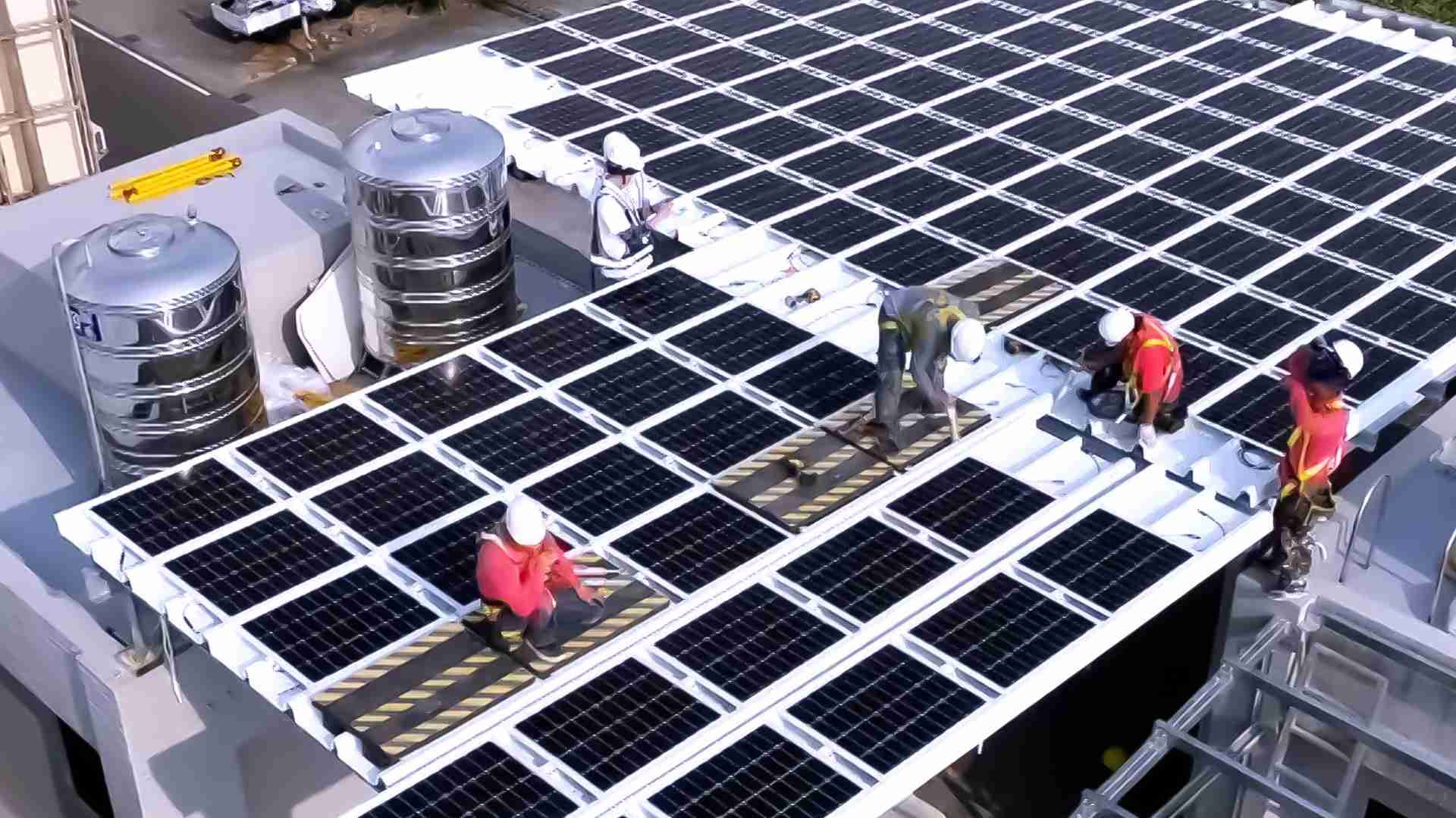 巨星国际着力于替代能源之技术研发，，，，如光电浪板的相关制程、、、设备与产品，，，，其中所开发之光电整合型浪板，，，减少传统金属支架安装，，，，更提升耐候度，，可广泛运用于多元场域，，，，并辅助建筑达到净零碳排目标