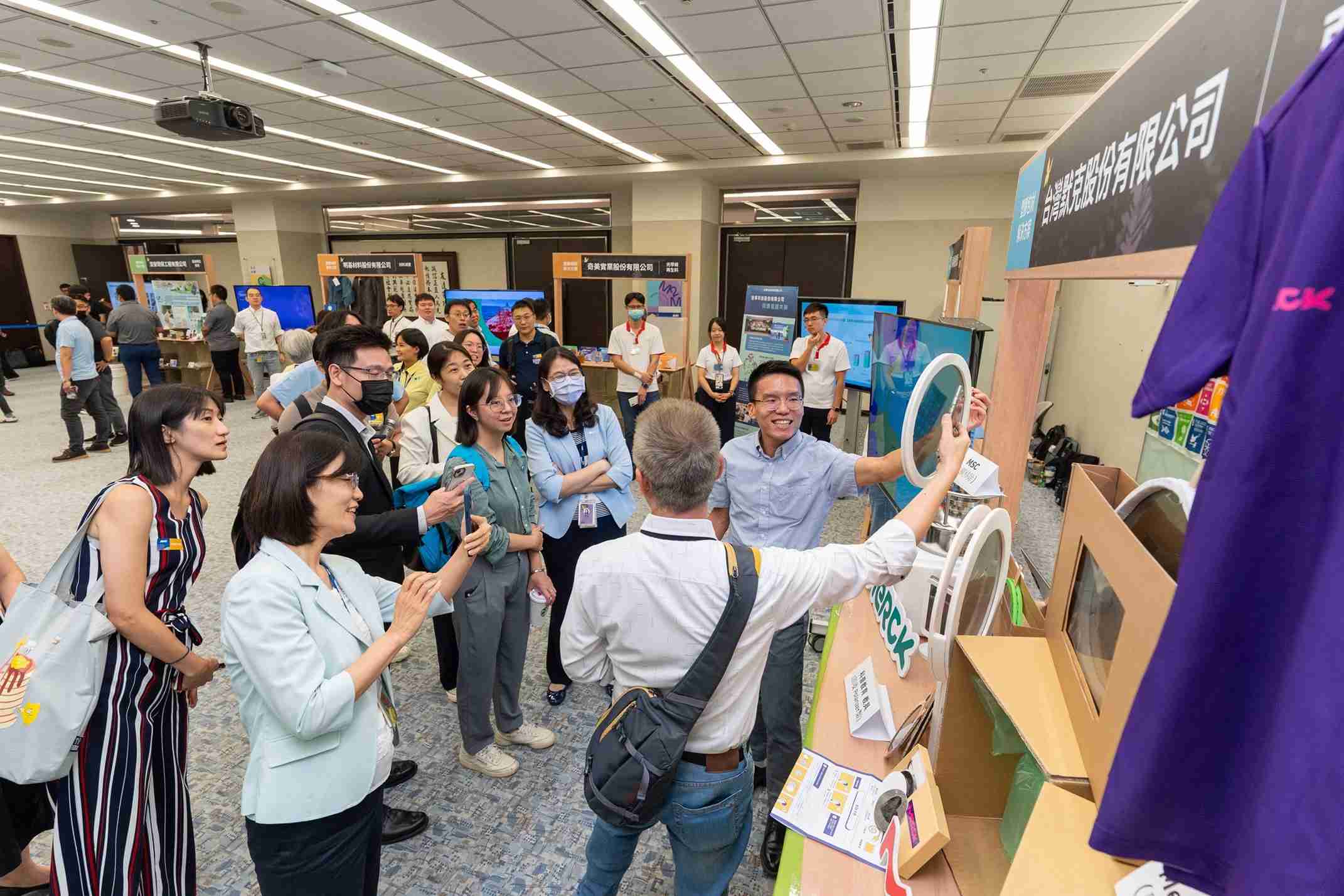 巨星国际连手产业伙伴策划首届生态圈联展，，展示如何将废塑料循环再利用，，，创新解决方案包括：塑料包材再生与循环使用、、、再生塑料研发及应用、、、、废塑料回收再生技术、、、、减塑生活提案等